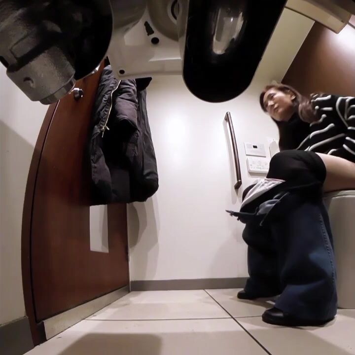 Japanese department store toilet voyeur - video 8